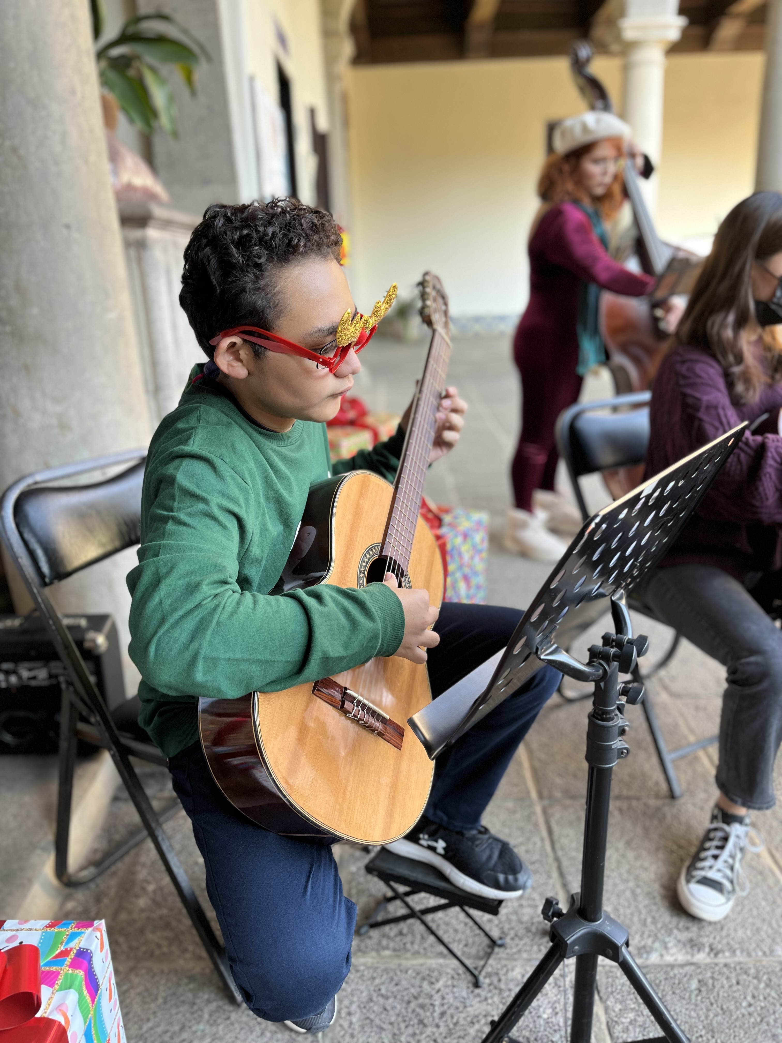 Alumno de guitarra tocando en primer plano